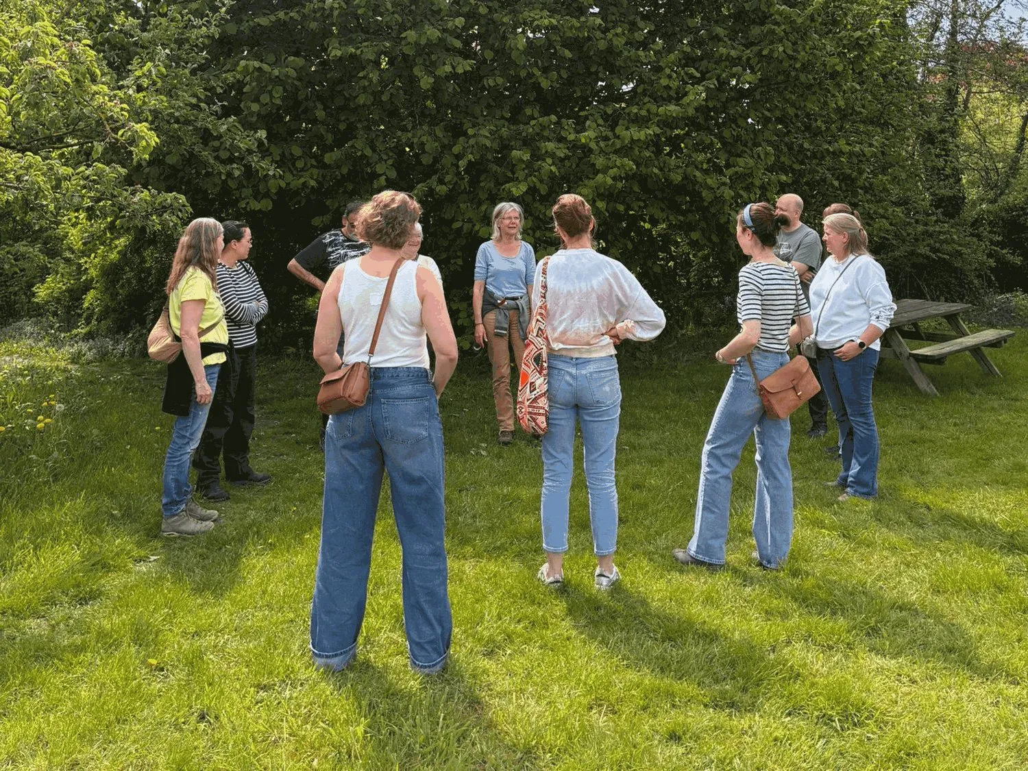 Een groep bezoekers krijgt een rondleiding in een voedselbos