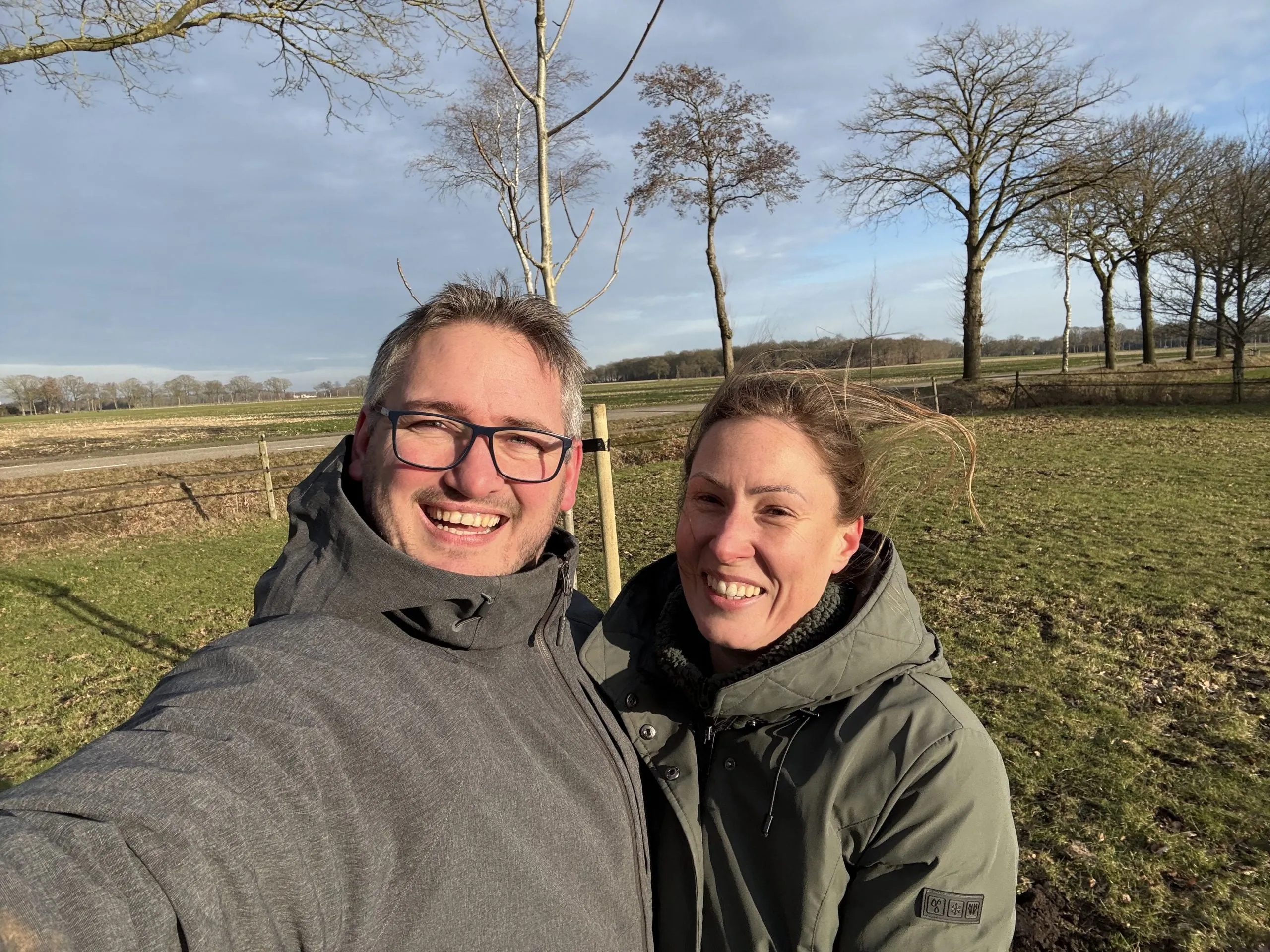 Mark en Marinde buiten in het veld