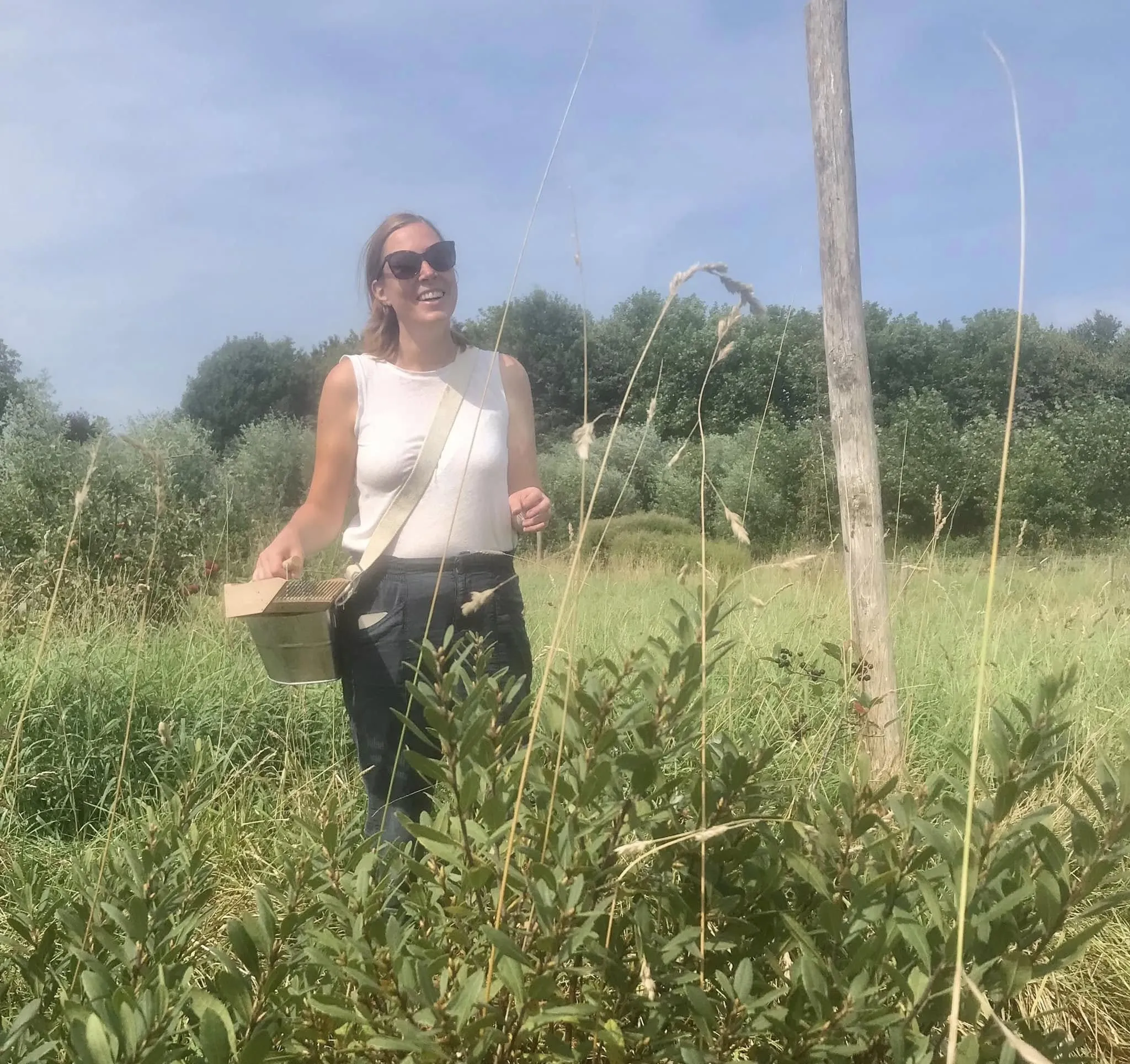 Een vrouw wandelt door een weiland